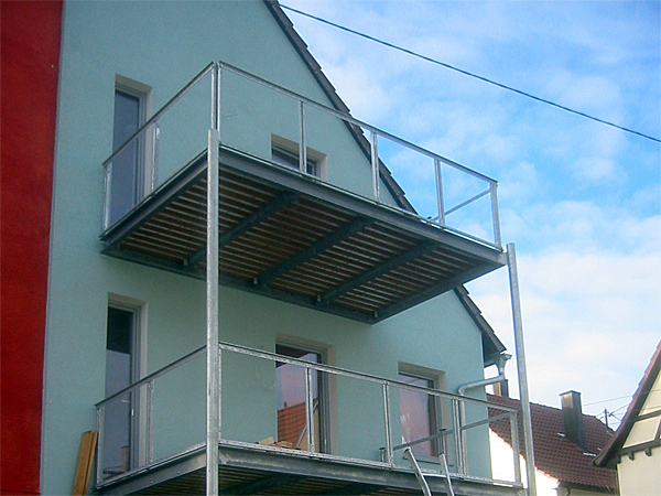 Planung, Herstellung und Montage eines feuerverzinkten Balkons.
